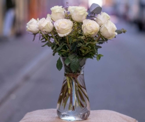 Billede af hvide roser på et bord
