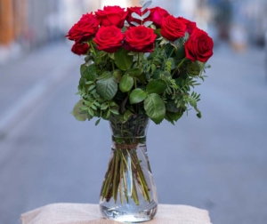 Billede af buket af røde roser på et bord